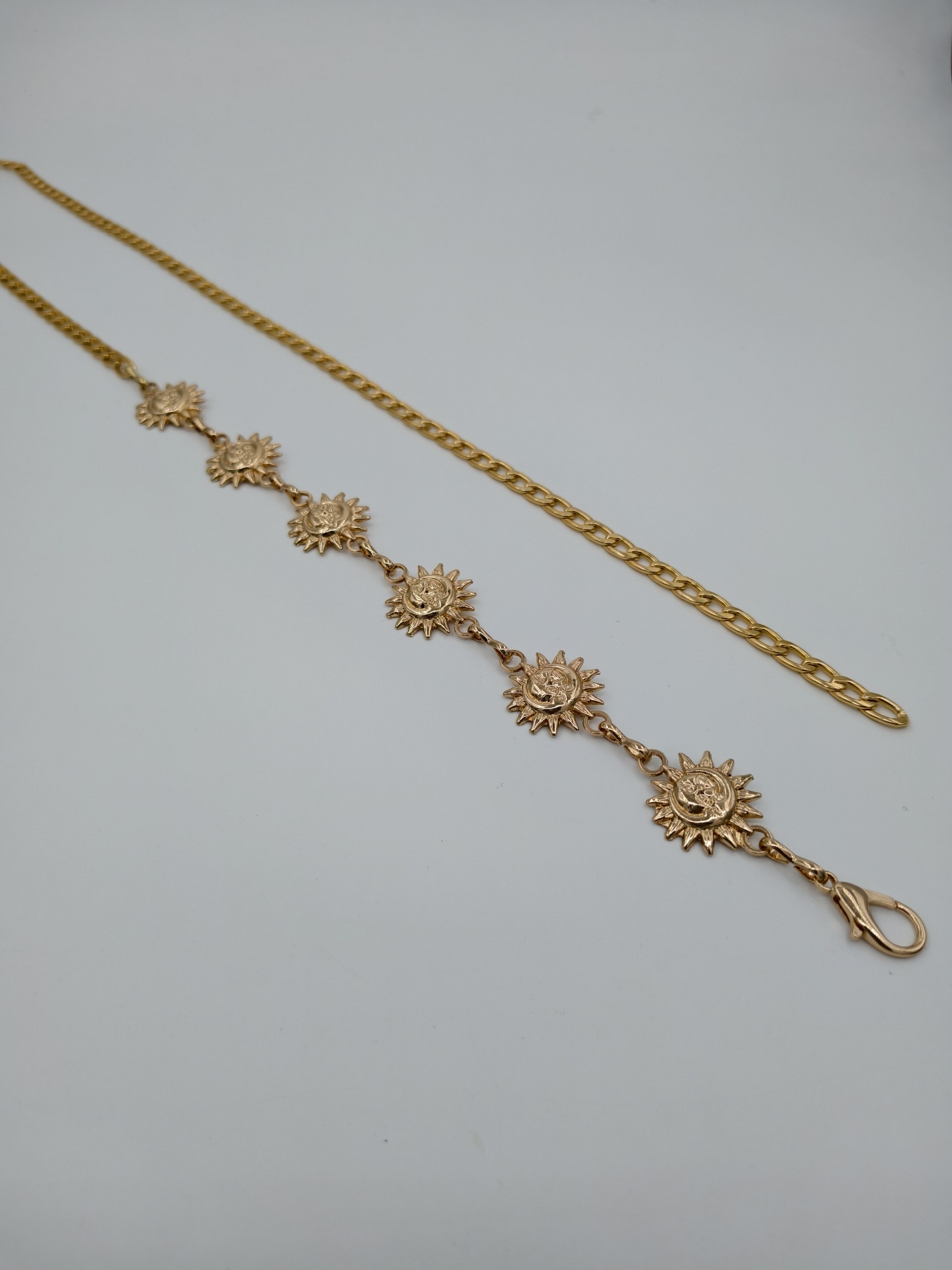 Kadın Gold Zincir Kemer – Güneş Figürlü Metal Bel Kemeri – Elbise ve Tunik Aksesuarı