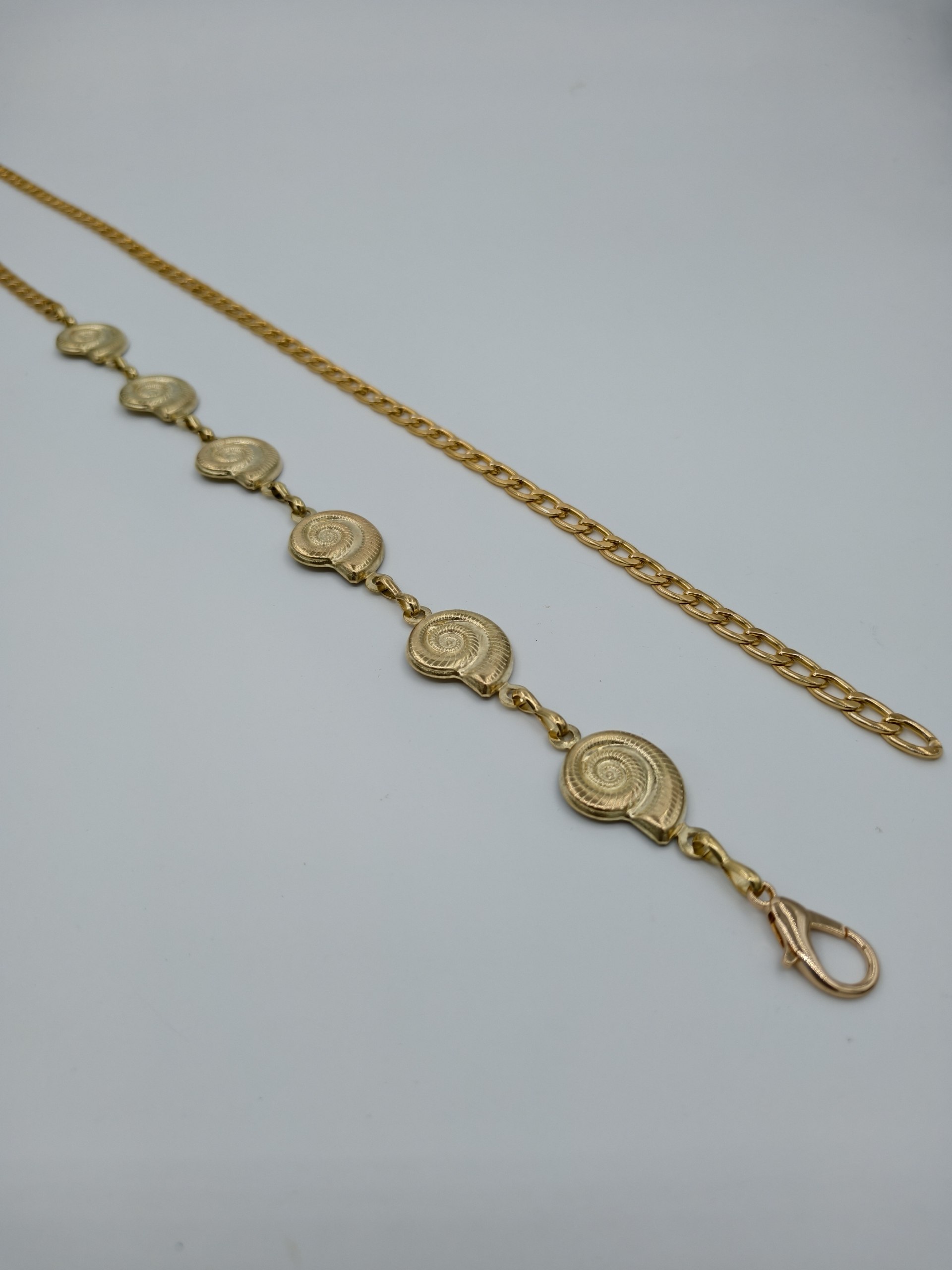 Kadın Gold Zincir Kemer – Deniz Kabuğu Desenli Metal Bel Kemeri – Elbise ve Tunik Aksesuarı